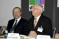 Foto Pressekonferenz10.jpg: Norbert Müller (rechts), Vorsitzender der Geschäftsführung der Rittal GmbH & Co. KG, und Gerfried G. Stieler (links), Gegenbauer-Geschäftsführer, bei der Pressekonfe-renz zur Unterzeichnung der Verträge