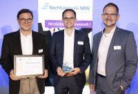 v.l.: Werner und Alexander Böhm (beide Pro Trockeneis GmbH) mit Michael Fark, Geschäftsführer für Unternehmensförderung (IHK Bonn/Rhein-Sieg) bei der Preisverleihung v.l.: Werner und Alexander Böhm (beide Pro Trockeneis GmbH) mit Michael Fark, Geschäftsführer für Unternehmensförderung (IHK Bonn/Rhein-Sieg) bei der Preisverleihung