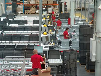 An den Multi-Order Kommissionierplätzen kann jeder Mitarbeiter mehrere Bestellungen zur gleichen Zeit bedienen / TGW Logistics Group GmbH
