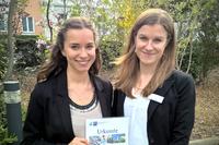 Annika Heymann (links) mit CONET-Personalreferentin Marie Ritter  nach der feierlichen Übergabe vor dem IHK-Gebäude in Bonn (Foto: CONET)