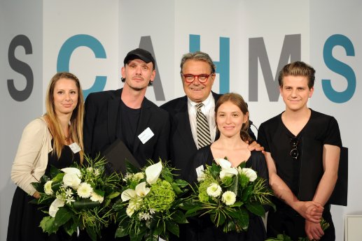 04_Preisverleihung_Gruppenbild_Gewinner_,mit_Oliviero_Toscani.jpg
