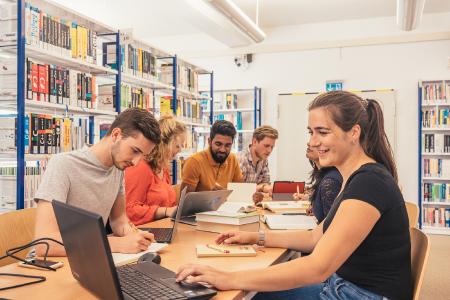 Studierende der Hochschule Stralsund bei der Projektarbeit