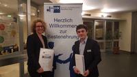 CONET-Ausbildungsleiterin Martina Preuß (rechts) mit Moritz Menken nach der feierlichen Übergabe der IHK Bonn/Rhein-Sieg (Foto: CONET)