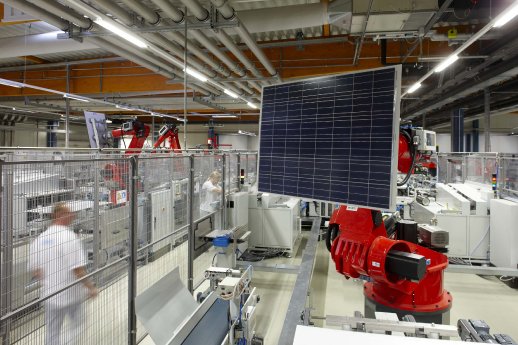 aleo_solar_presskit_27_germany_factory_robot_300%20DPI.jpg