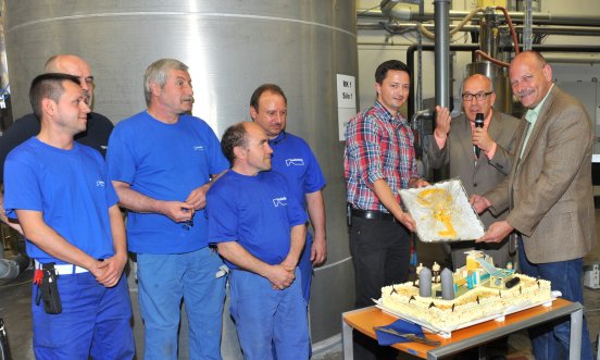 Freudenberg Mitarbeiter in Kaiserslautern feiern die offizielle Schlüsselübergabe.jpg