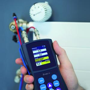 Mit dem neuen Ventilprogramm VarioQ von AFRISO kann der sogenannte "Hydraulische Abgleich" direkt am Heizkörper durchgeführt werden. Die gesamte Prozedur verursacht keinen Lärm und keinen Dreck, kann aber durchaus eine Energieeinsparung von 15 Prozent und mehr mit sich bringen. Qualifizierte Handwerkerbetriebe findet man bei www.afriso.de unter der „Handwerkersuche“ (Foto: AFRISO)