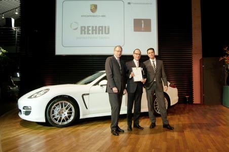 Gemeinsame Freude über einen großartigen Erfolg: die Porsche-Vorstände Wolfgang Leimgruber (links) und Lutz Meschke (rechts) zusammen mit REHAU Vizepräsident Dr. Veit Wagner Foto: Porsche
