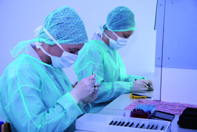 Speziell geschulte Mitarbeiter produzieren nach eigenen Hygienevorschriften