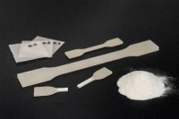 Gedruckte Monolayer (Plättchen), die als schnelle Prozessetablierungsmethode im Projekt eingesetzt werden sollen, Zugstäbe zur Validierung sowie eine Probe des verwendeten PP-Pulvers Rolaserit PP01 von AM Polymers.