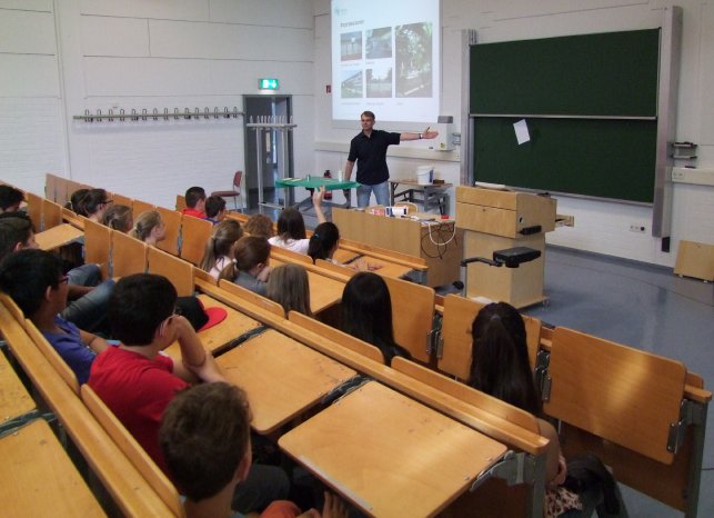 Im_richtigen_Hoersaal_probesitzen_-_Prof._Dr._Thomas_Stumm_gibt_beim_Kindertag_der_Chemie_eine_E.jpg