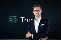 Jonathan Szejnmann, Geschäftsführer der Trustlog GmbH, geht mit seinem Trustlog-Team einen bedeutenden Schritt in Richtung Finanzwirtschaft Jonathan Szejnmann, Geschäftsführer der Trustlog GmbH, geht mit seinem Trustlog-Team einen bedeutenden Schritt in Richtung Finanzwirtschaft