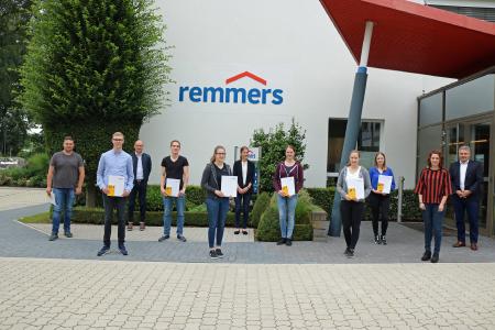 Über den erfolgreichen Abschluss der ehemaligen Remmers-Auszubildenden freuten sich Personalleiter Jürgen Jahn (rechts), Annika Thomes (Ausbilderin Industriekaufleute, 6. v.l.), Andreas Tewes (Ausbilder Chemielaboranten, 3. v.l.) und Maria Lau (Ausbilderin Mediengestalter, 2. v.l.) / Bildquelle: Remmers, Löningen