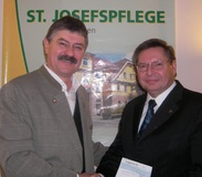 -	Weihnachtsspende statt Kundengeschenke: seit mehr als 20 Jahren profitiert die St. Josefspflege Mulfingen von diesem Prinzip der WITTENSTEIN AG. WITTENSTEIN-Vorstand Klaus Spitzley (rechts) überreichte kurz vor Weihnachten einen Scheck an Heimleiter Johann Dirnberger (links)