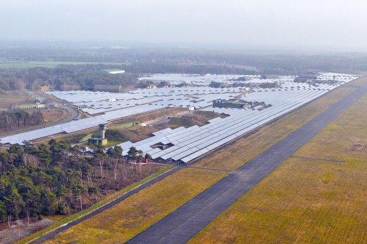 Solarkraftwerk am Airport Weeze Luftaufnahme 1 05012012.JPG