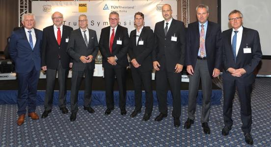 André Jurleit (5.von links) und die weiteren Redner des 11.TruckSymposiums