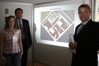 Die angehende Bauzeichnerin Daniela Husnik, Heinz Wensing vom Spar- und Bauverein und Regionspräsident Hauke Jagau (von links) eröffneten gestern die Ausstellung 