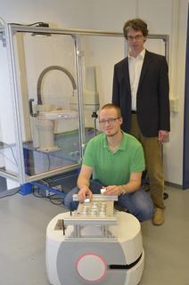 Prof. Dr. Martin Venhaus (hinten) , Joschka Szittnick und "Klaus" wünschen sich Kooperationspartner aus der Industrie