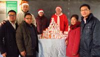 Simon Quian verteilt Geschenke in der Grundschule Haijin, China (vordere Reihe, von links nach rechts) Simon Qian (Chem-Trend China), der stellvertretende Schulleiter und die Schulleiterin, Kevin Sun (General Manager Chem-Trend China). (Hintere Reihe): Shen Qingquan (Mitarbeiter der Haijin Freudenberg School), Rolf Köhler (ehemaliger Leiter des Freudenberg Regional Corporate Center Asien) Simon Quian verteilt Geschenke in der Grundschule Haijin, China (vordere Reihe, von links nach rechts) Simon Qian (Chem-Trend China), der stellvertretende Schulleiter und die Schulleiterin, Kevin Sun (General Manager Chem-Trend China). (Hintere Reihe): Shen Qingquan (Mitarbeiter der Haijin Freudenberg School), Rolf Köhler (ehemaliger Leiter des Freudenberg Regional Corporate Center Asien)