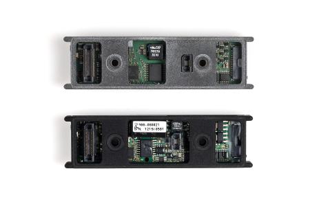 Optisch unterscheiden sich die neuen CVM-Messmodule (oben) kaum von der Vor-gängergeneration. Die versetzten Stecker stellt sicher, dass die beiden Versionen nicht kombiniert werden können / Bild: SMART TESTSOLUTIONS / Emanuel Zifreund