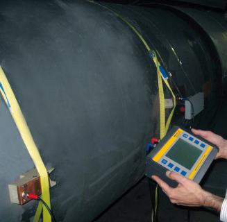 Clamp-on Ultraschallzähler in Anwendung bei der Messung hoher Durchflussmengen an Rohrleitungen mit großem Durchmesser.