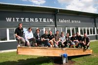 Azubis der WITTENSTEIN AG und des Spielgeräteherstellers eibe haben beim gemeinsamen Azubi-Projekt MEX eine Wippe konstruiert, die im Außenbereich der WITTENSTEIN talent arena in Igersheim-Harthausen ausgestellt ist. Eingeweiht wurde sie natürlich durch die Auszubildenden und Ausbilder beider Unternehmen