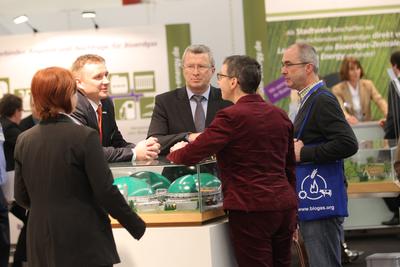 Bodo Drescher, Geschäftsführer der e2m, am gestrigen Tag am Messestand des Leipziger Energie Handelshauses.
