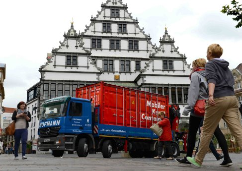 Mobiler-Kunstcontainer-Manfred-Webel-vor-Paderborner-Rathaus-1000px.jpg