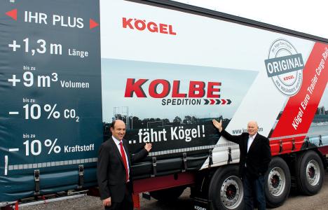 (de g. à d.) : Thomas Eschey, membre de la direction de Kögel et Karl Thiel, propriétaire de Kolbe