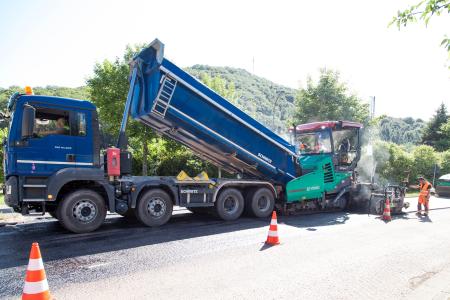 Bei Asphalt ist es sehr wichtig, dass das Material zum richtigen Zeitpunkt auf der Baustelle ankommt.