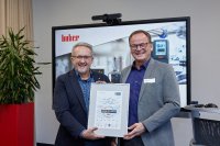 Landrat Frank Scherer übergibt die Auszeichnung an Daniel Huber, Vorstandsvorsitzende Peter Huber Kältemaschinenbau Se.