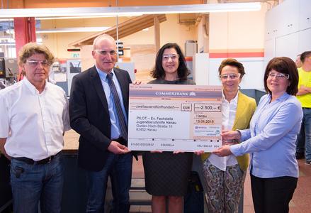 Spendenubergabe 1 Euro Pro Besucher Aus Der Nacht Der Ausbildung Heraeus Holding Gmbh Pressemitteilung Pressebox
