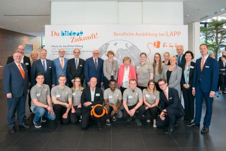 Bundespräsident Frank-Walter Steinmeier und seine Frau Elke Büdenbender informierten sich bei Lapp über die berufliche Ausbildung