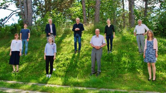 Die Beteiligten der Kooperation (obere Reihe, von links): Kevin Holderied und Prorektor Prof. Dr. Harald Riegel von der Hochschule Aalen, Vorstandvorsitzender Ludwig Lehner und Dr. Pia Löser vom TLH sowie Prof. Dr. Harald Schneckenburger, Seniorprofessor der Hochschule Aalen. Untere Reihe (von links): Prof. Dr. Katharina Weber, Didem Cansu Güney, Seniorprofessor Dr. Willi Kantlehner und Claudia Hintze von der Hochschule Aalen