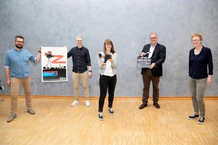 Präsentieren zum 20. Jubiläum der Region Hannover, was die 21 Städte und Gemeinden kulturell zu bieten haben (v. l.): Projektkoordinator Christian Kelm, Filmschaffender Bennet Herter, Kamerafrau Sandra Schneider, Regionspräsident Hauke Jagau und Stefani Schulz, Leiterin des Teams Kultur der Region Hannover / Foto: Iris Terzka, Region Hannover