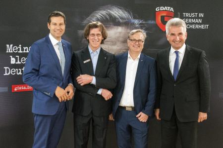 v. l. n. r.: Thomas Eiskirch (Oberbürgermeister der Stadt Bochum), Kai Figge (Vorstand und Gründer der G DATA Software AG), Andreas Lüning (Vorstand und Gründer der G DATA Software AG), Prof. Dr. Andreas Pinkwart (Minister für Wirtschaft, Innovation, Digitalisierung und Energie des Landes Nordrhein-Westfalen) / Foto: G DATA