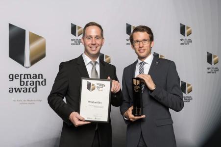 Marc Götte (li.), verantwortlich für die weltweite Markenführung, und Carsten Nagel (re.), Manager externe Kommunikation, nahmen in Berlin dankend den German Brand Award entgegen