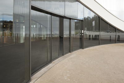 Windfang des Haupteingangs: Automatische Halbrundschiebetür mit Antriebssystem GEZE Slimdrive SC mit nur 7 Zentimeter Antriebshöhe