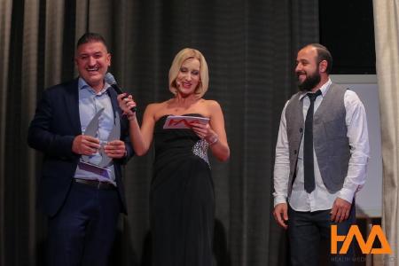 Dr. med. dent. Ismail Özkanli nimmt für Beovita den Health:Angel entgegen