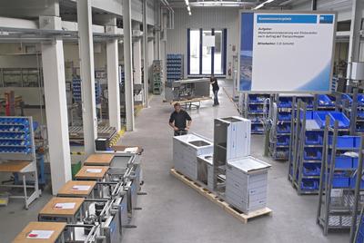 Das MEIKO Betriebsgelände Offenburg (über 108.000 m²) - Blick in die Halle der Reinigungs- und Desinfektionsgeräte-Produktion