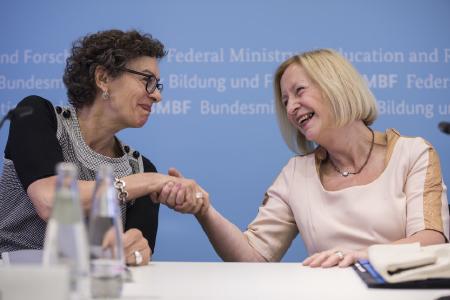 Digitalisierung erforschen: Bundesforschungsministerin Johanna Wanka mit Jeanette Hofmann vom Wissenschaftszentrum Berlin für Sozialforschung. © BMBF/Hans-Joachim Rickel