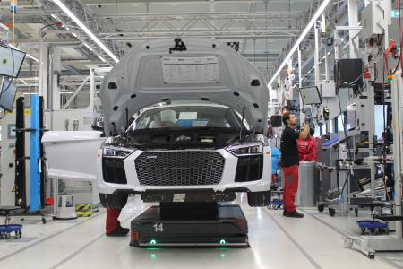 In der AUDI R8-Manufaktur in Heilbronn kommen fahrerlose Transportsysteme der Firma Bär zur Anwendung und ersetzen herkömmliche Fließbänder / Foto: Holger Denzin