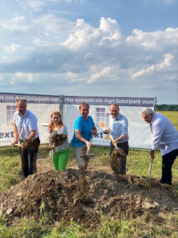 Feierlicher erster Spatenstich für den Agri-Solarpark Krauscha 1.jpeg