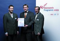 Bei einer feierlichen Preisverleihung im ZKM Karlsruhe bekommt Dr. Gerold Monninger von AFRISO-EURO-INDEX, Güglingen eine Haupt-Förderpreisurkunde des Mittelstandsprogramms 2009 verliehen