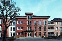 Dreieinhalbgeschossiger Wohnkomplex für Senioren in Kempen: Zwei weiß verputzte Zwischengebäude separieren die drei mit Klinkern verblendeten Hauptbaukörper (Bildnachweis: Schüco Polymer Technologies KG)