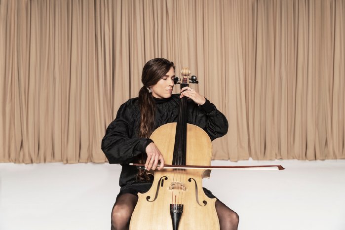06_WIDEX_Pressefoto_EUHA2021-Ida Riegels_spielt Cello mit PureSound.jpeg