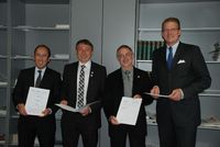 Vertragsunterzeichnung: Unterzeichnung des Vertrages, v.l.n.r.: Dr. Mani Rafii (Schön-Klinik), Prof. Dr. Claus-Dieter Wacker (HAW Hamburg), Prof. Dr. Michael Stawicki (HAW Hamburg), Prof. Dr. Hanns-Peter Knaebel (Aesculap AG)