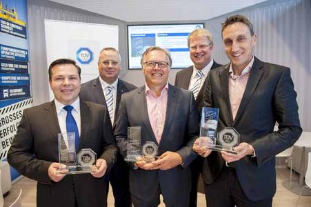 Preisverleihung des GreenFleet® Award auf der 65. IAA Nutzfahrzeuge 2014 in Hannover (v.l.n.r.): Franz Fehlner, Allianz; Arnd Martin, FleetCompany; Peter Köhl, Taxi Center Ostbahnhof GmbH; Roland Vogt, TÜV SÜD Auto Service; Armin Hipper, elobau GmbH & Co. KG