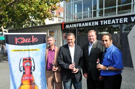 Neuer Gastro-Partner des Mainfranken-Theaters: Die Ochsenfurter Kauzen-Bräu V.l.n.r.: Norman Siegordner, Gebietsverkaufsleiter der Kauzen-Bräu, Klaus Heuberger, Geschäftsführer des Mainfranken-Theaters, Karl-Heinz Pritzl, Geschäftsführer der Kauzen-Bräu, Emanuele La Rosa, Gastronom