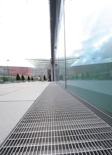 Die halben Meter breiten Edelstahlrinnen schmiegen sich nahtlos an die Fassade an und korrespondieren mit den Edelstahlelementen der Geländer (Foto: Dipl.-Des. Sebastian Brink)