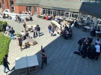 Das Foto zeigt den Eingangsbereich zur Mensa am Campus Neustadtswall der Hochschule Bremen. Architekturstudierende der Gruppe @ClaimtheCampus haben ihn im Sommersemester 2025 im Rahmen des Projekts 